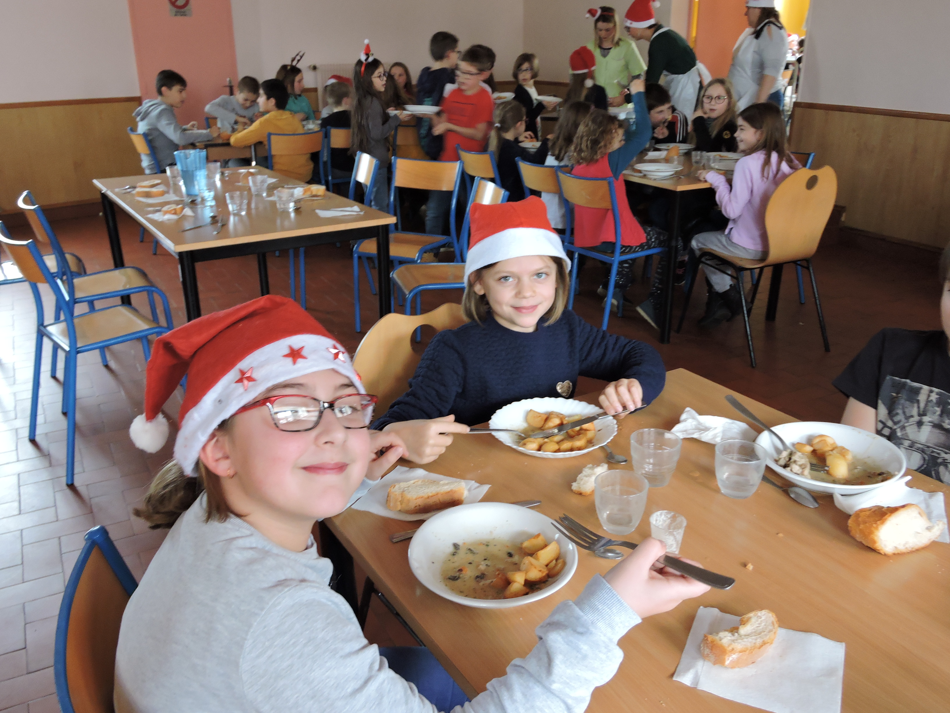 Plus de 90 enfants au repas de Noël de la cantine - Accueil | Mairie de