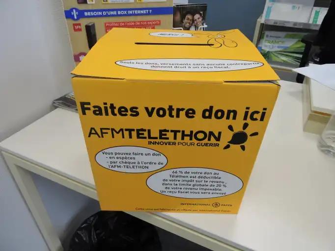 Les dons pour le téléthon recueillis dans une urne spécifique à l'agence postale