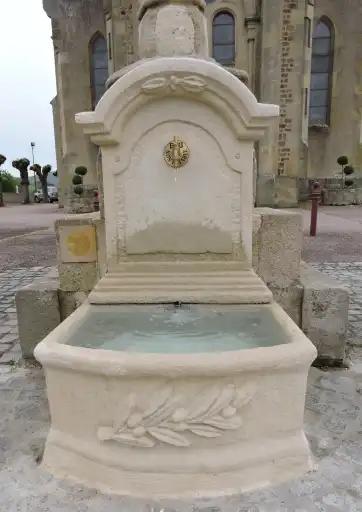 La fontaine de la place de l'église rénovée
